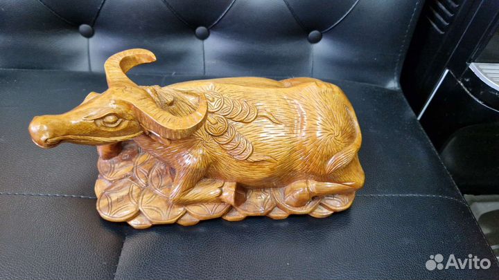 Бык из цельного куска дерева. Денежный