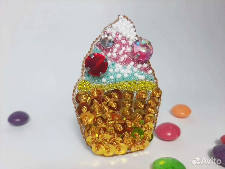 Брошка пирожное
