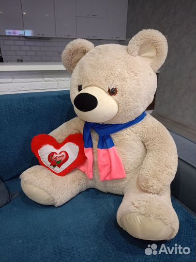 Большой плющевый медведь