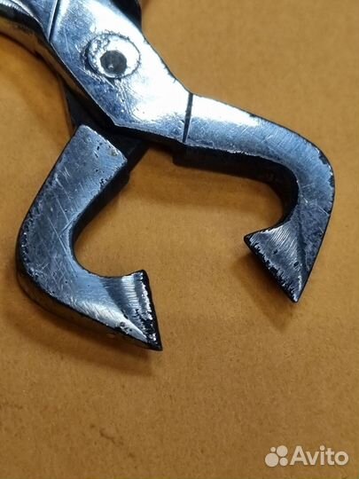 Старинные щипцы для колки сахара. Клеймо вач