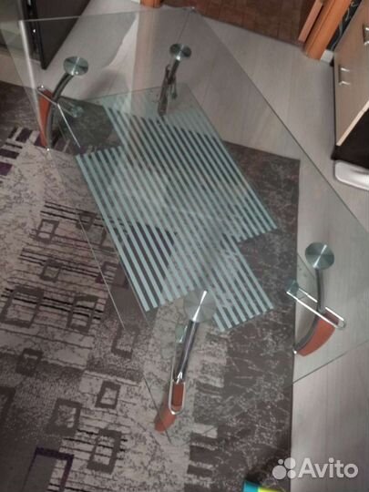 Стеклянный журнальный столик