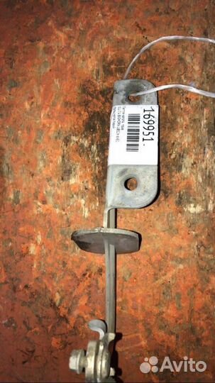 Петля капота правая Isuzu Bighorn UBS26 6VE1