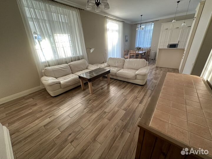 Кожаный диван