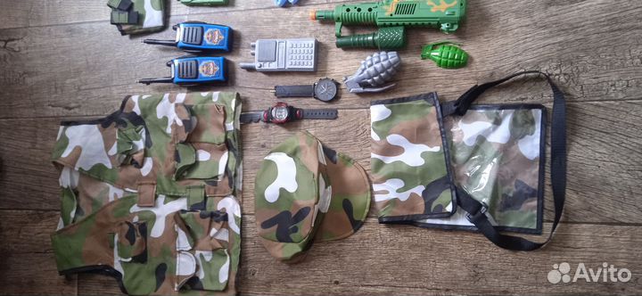 Игрушечное оружие и обмундирование