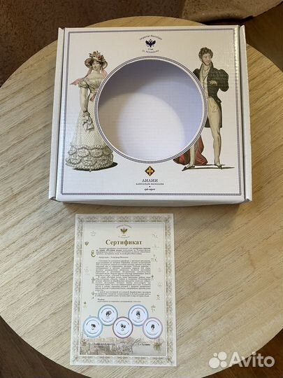 Фарфоровая коллекционная декоративная тарелка