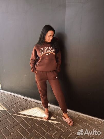 Женский спортивный костюм