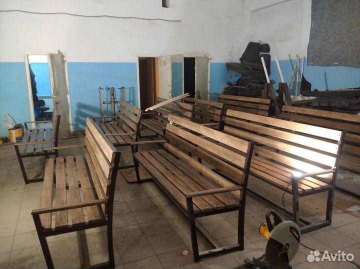 Скамейка садовая деревянная из профильной трубы