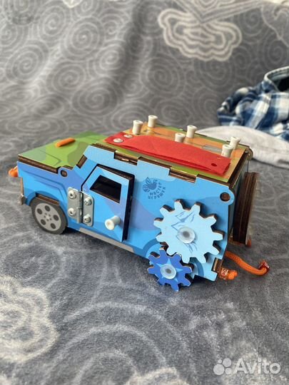 Игрушка бизиборд машинка