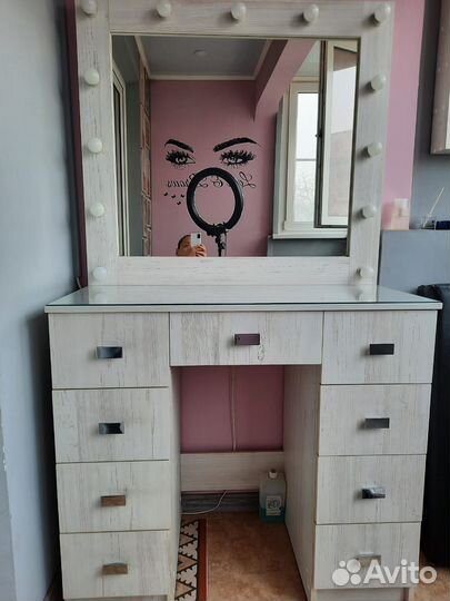 Все для оформления бровей и гримерное зеркало