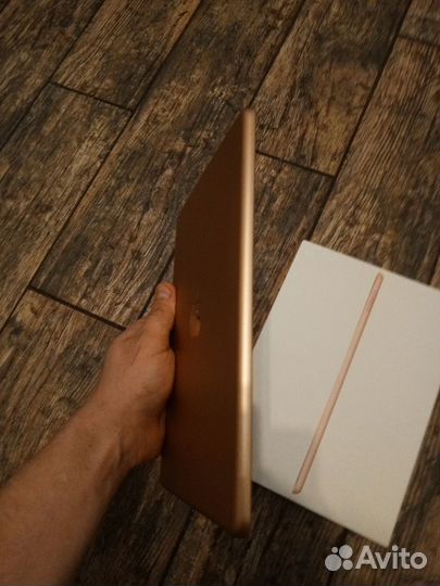 Планшет Apple iPad (2018) 32GB Wi-Fi Gold