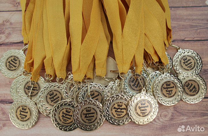 Медали выпускникам детского сада, начальной школы