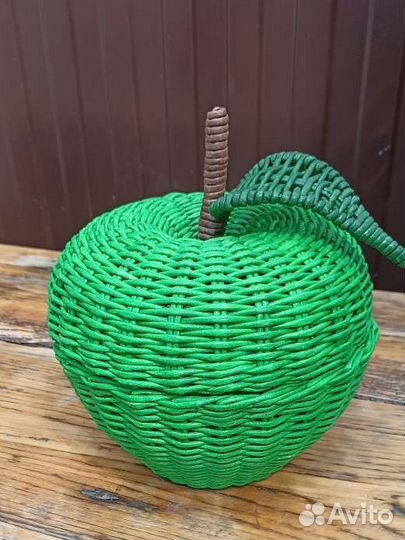 Плетёная корзина яблоко