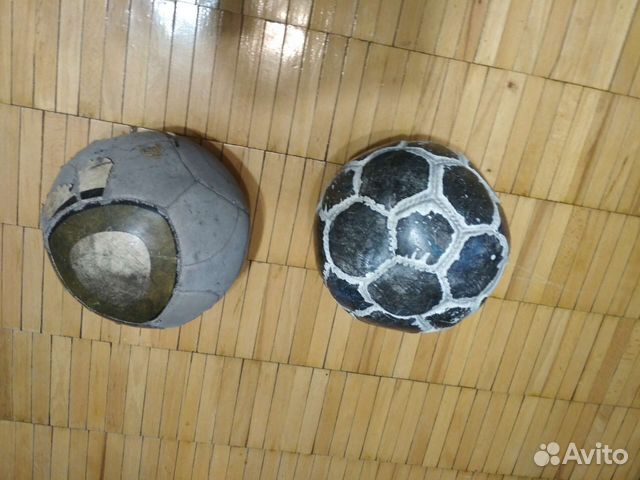 Футбольный мяч потрёпаный сильно