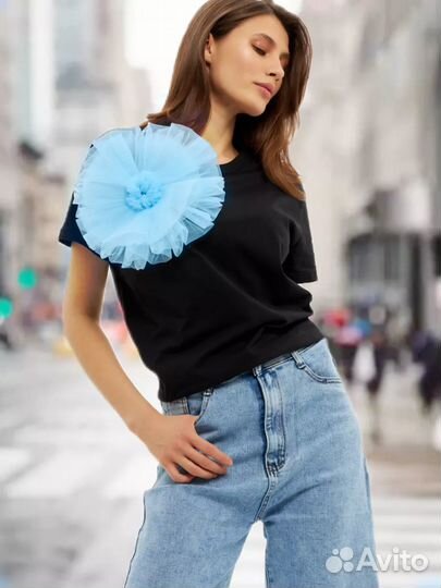 Футболка женская с цветком брошью