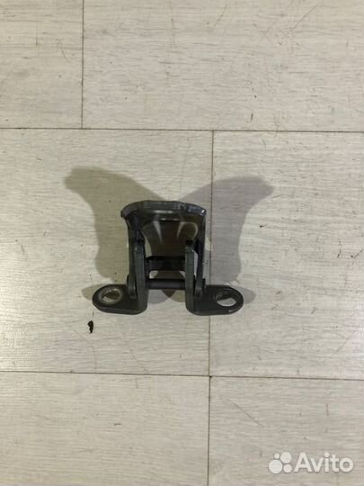 Петля двери зад право cadillac BLS 1.9 дизель