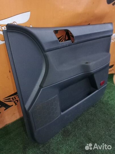 Обшивка боковой двери передняя правая Volkswagen