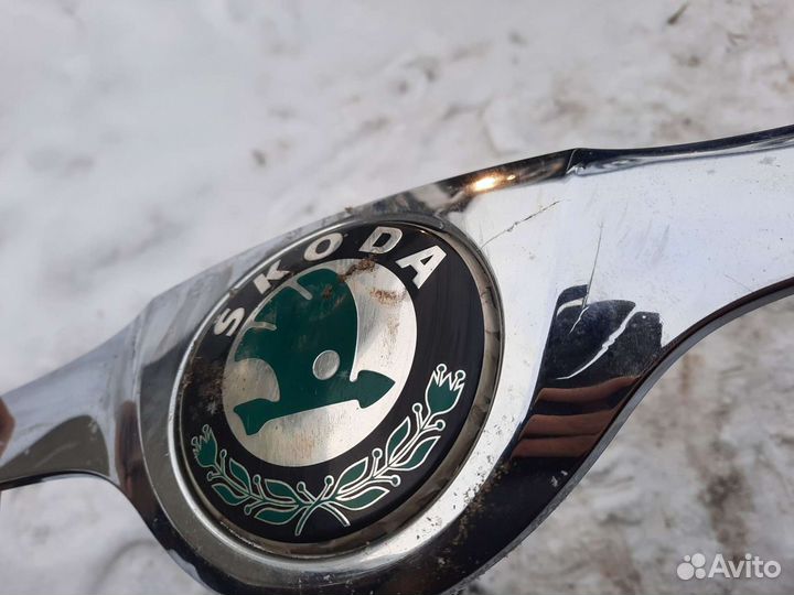 Молдинг с эмблемой(сабля) на Skoda fabia