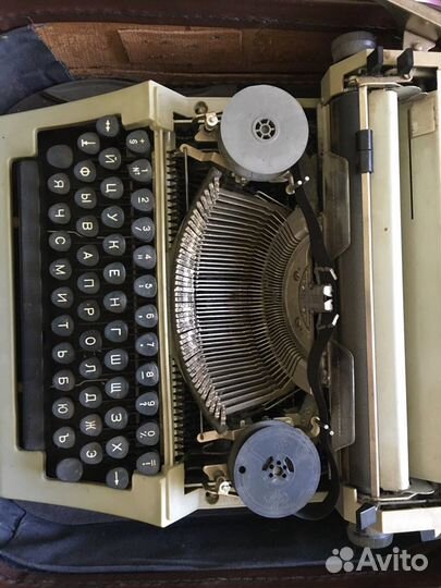 Пишущая машинка с чемоданом