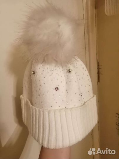 Шапка белая с помпоном