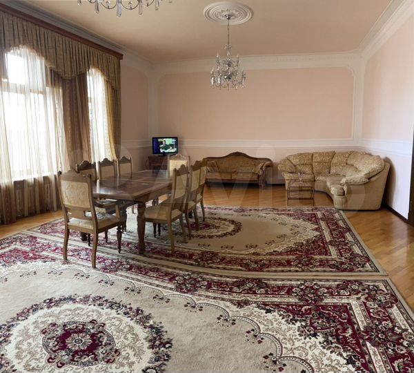 Дом 1000 м² на участке 7 сот.