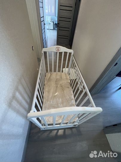 Детская кроватка с маятником и матрасом