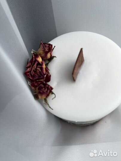 Свеча на бетоне