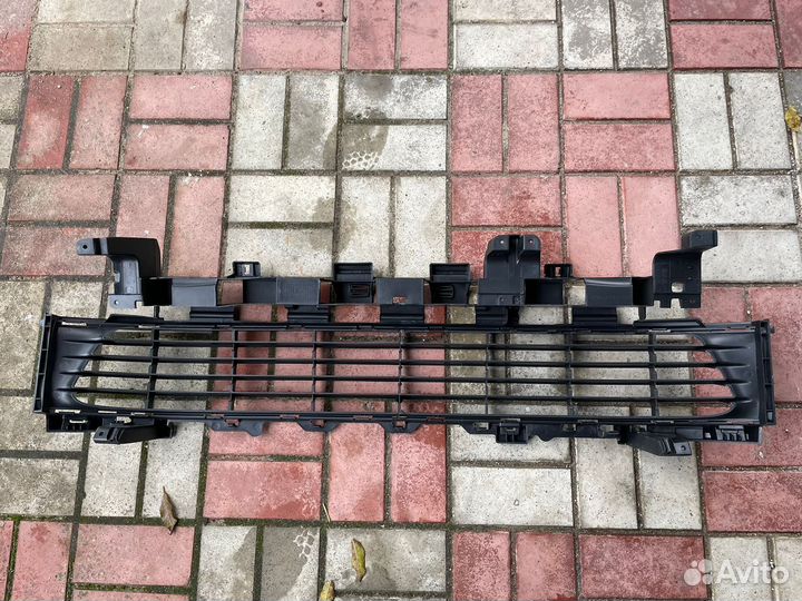 Продам решетку В передний бампер на рено логан 2