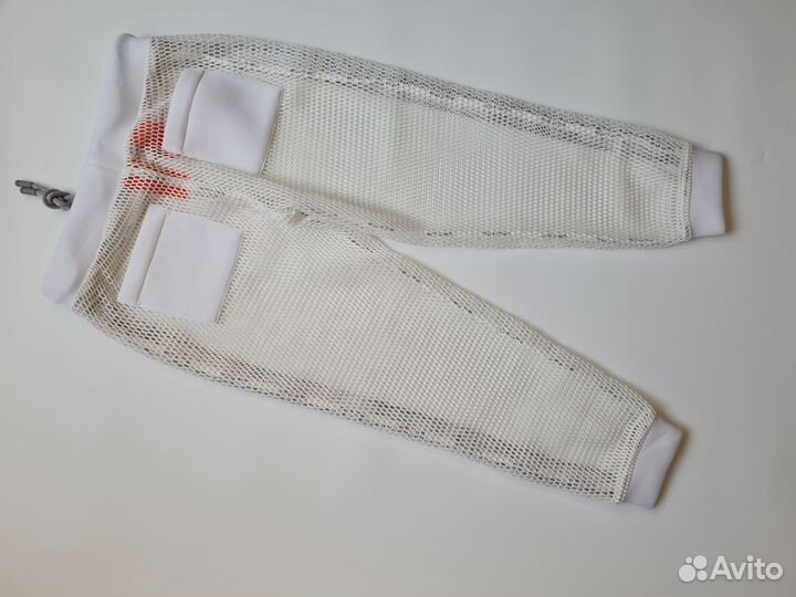 Белые спортивные джоггеры из крупной сетки idle