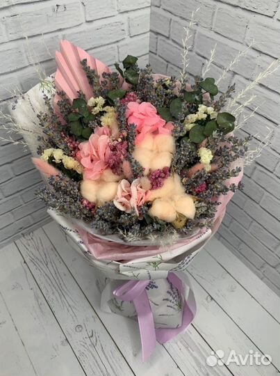 Букет из сухоцветов и стабилизированных растений