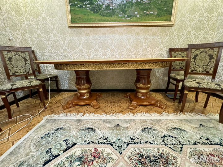 Стол со стульями