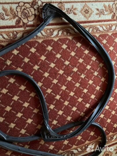 Уплотнитель задней левой двери mazda 6 gj(седан)