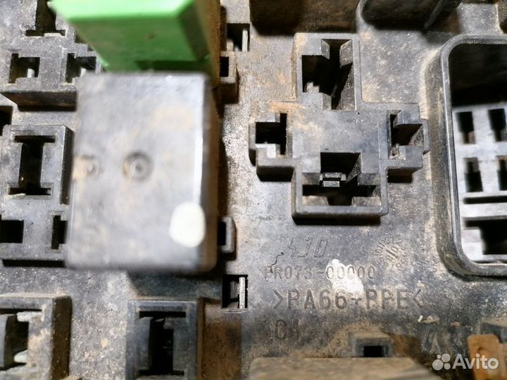 Блок предохранителей моторный Mitsubishi Outlander