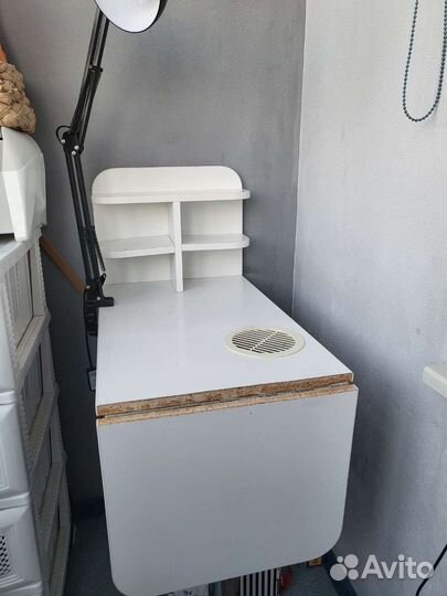 Лампа, стол, подставка для маникюра