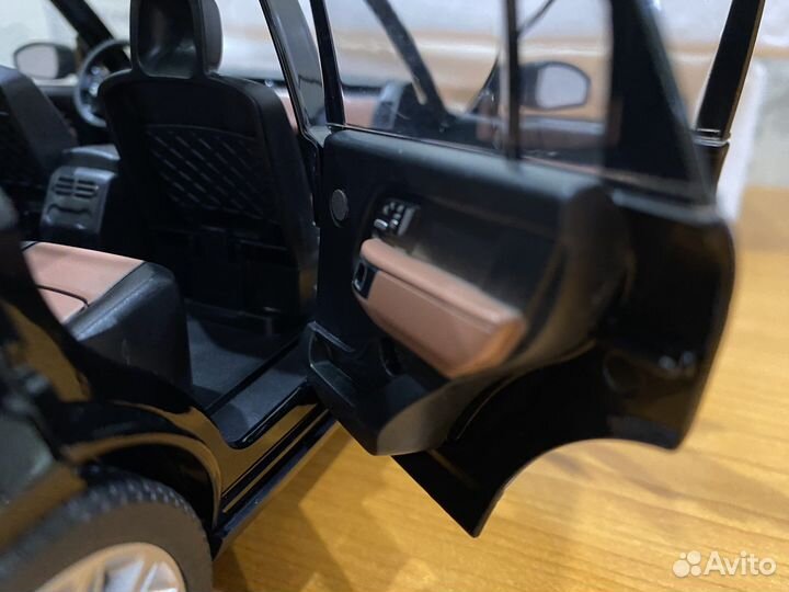 Модель автомобиля Range-Rover 1:18