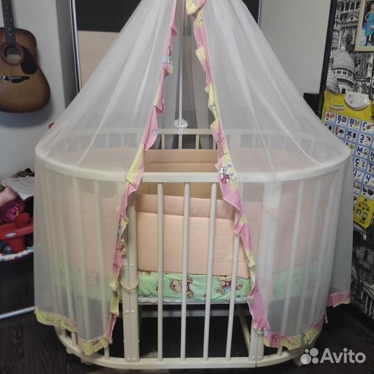 Детская кроватка с маятником круглая