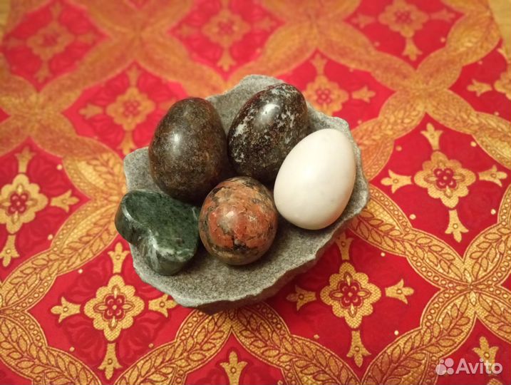 Изделия из натурального камня, яйца и гнездо