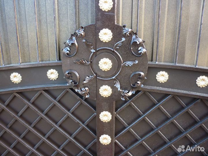 Распашные ворота с калиткой размером 3800х2300мм