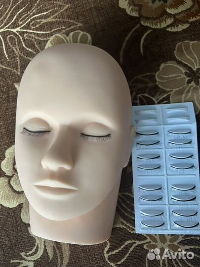 Манекен для наращивания ресниц с ресницами