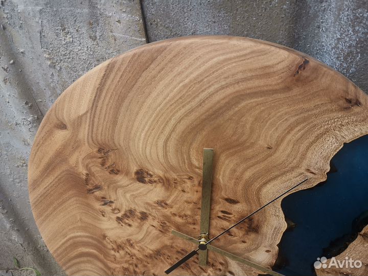 В наличии настенные часы река из слэба и смолы