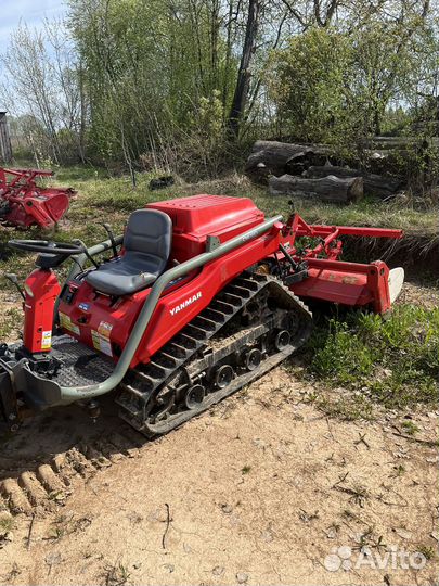 Вспашка земли японским минитрактором