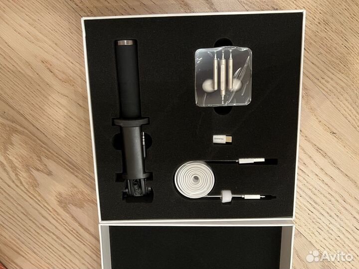 Набор аксессуаров Honor gift box монопод наушники