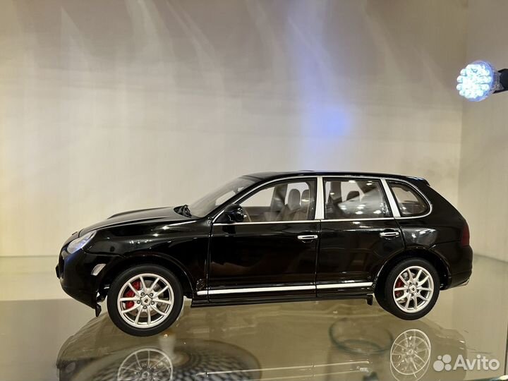 1/18 Porsche Cayenne autoart black