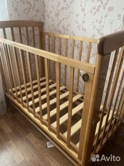 Детская кроватка с маятником