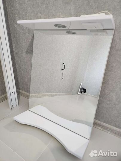 Зеркало с подсветкой и разеткой для ванной