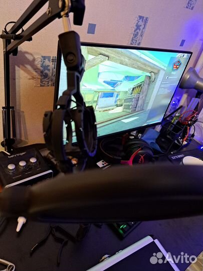 Студийный комплект AKG p220 + berhringer um2