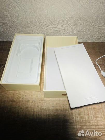 Коробка от iPhone 8 Plus gold 64 GB