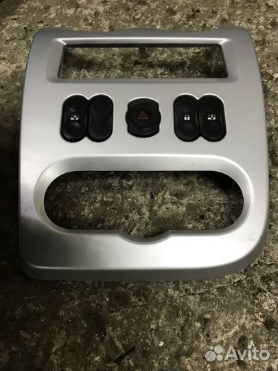 Центральная консоль торпеды Renault Logan 1