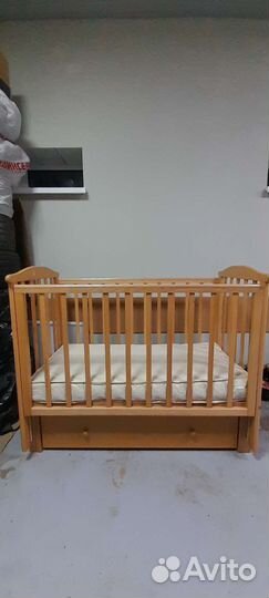 Детская кроватка с маятником