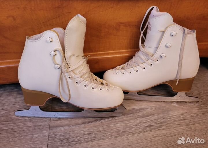 Продам профессиональные коньки edea 245