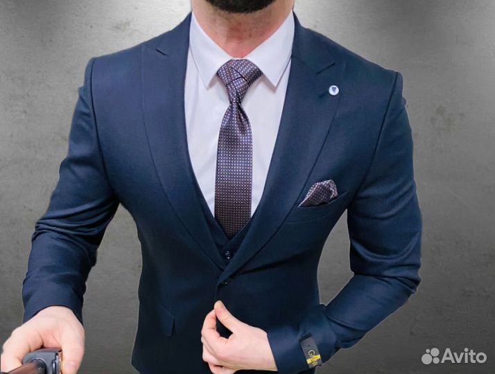 Мужской классический костюм не мнущийся